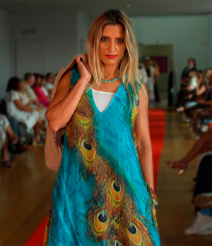 Vestido com Estampa de Pavão Dourado