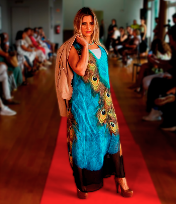 Vestido com Estampa de Pavão Dourado