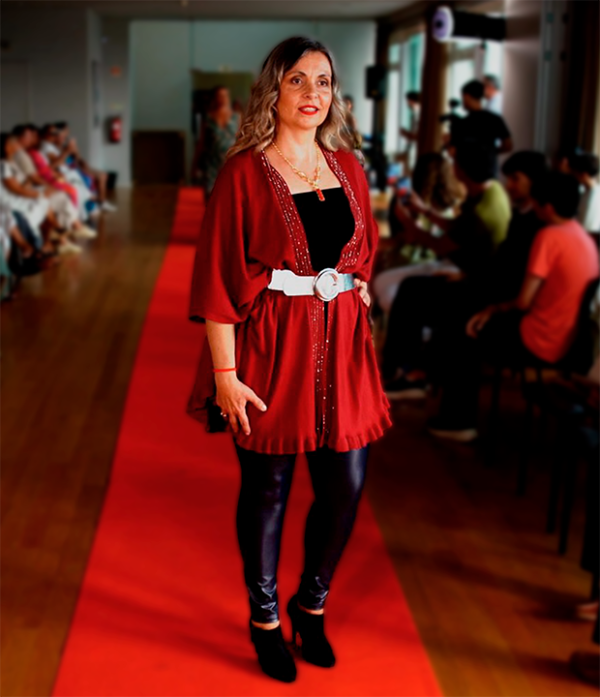 Conjunto - Quimono com bordado de cristais, Top Preto, Cinto , Calças Couro