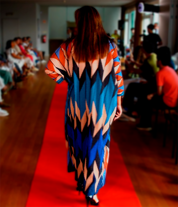 Vestido Maxi V Geométrico com Padrão Vibrante