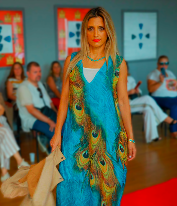 Vestido com Estampa de Pavão Dourado