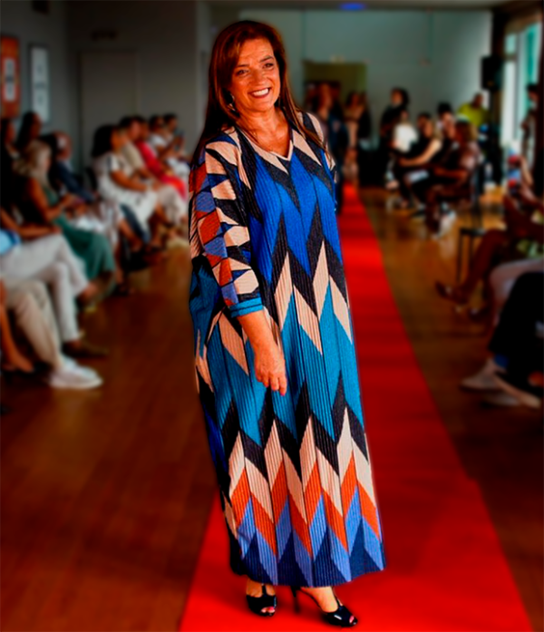 Vestido Maxi V Geométrico com Padrão Vibrante