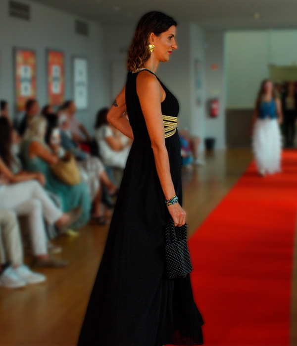 Vestido Preto Halter com Aplicações Douradas