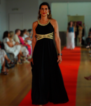 Vestido Preto Halter com Aplicações Douradas